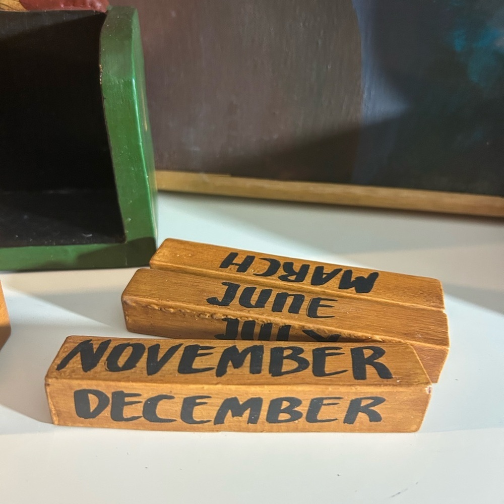 Wooden Cat Calendar with Blocks Made in Indonesia - Picture 5 of 13